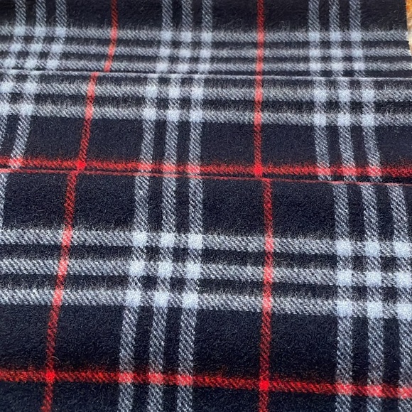 Burberry Winter Scarf Unisex (B) - Picture 2 of 9
